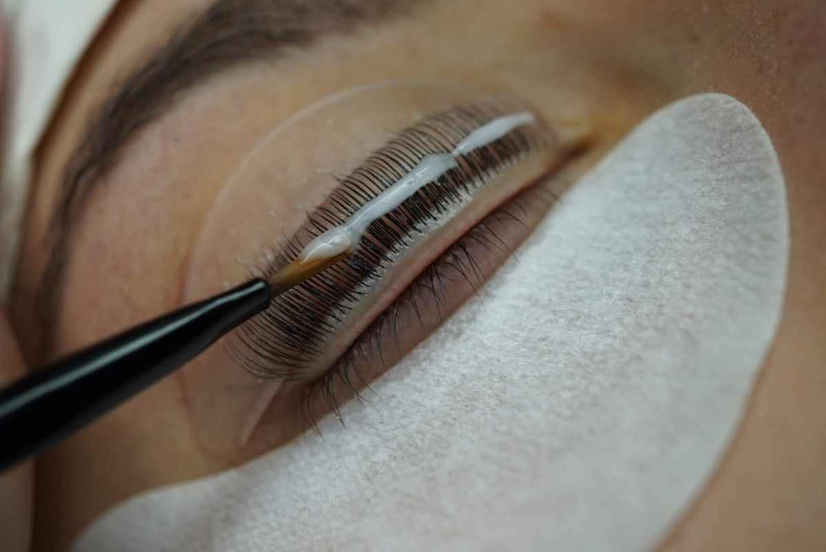 Wimpern auf dem Silikonpad werden während der InLei® Lash Filler Behandlung mit Lotion bestrichen