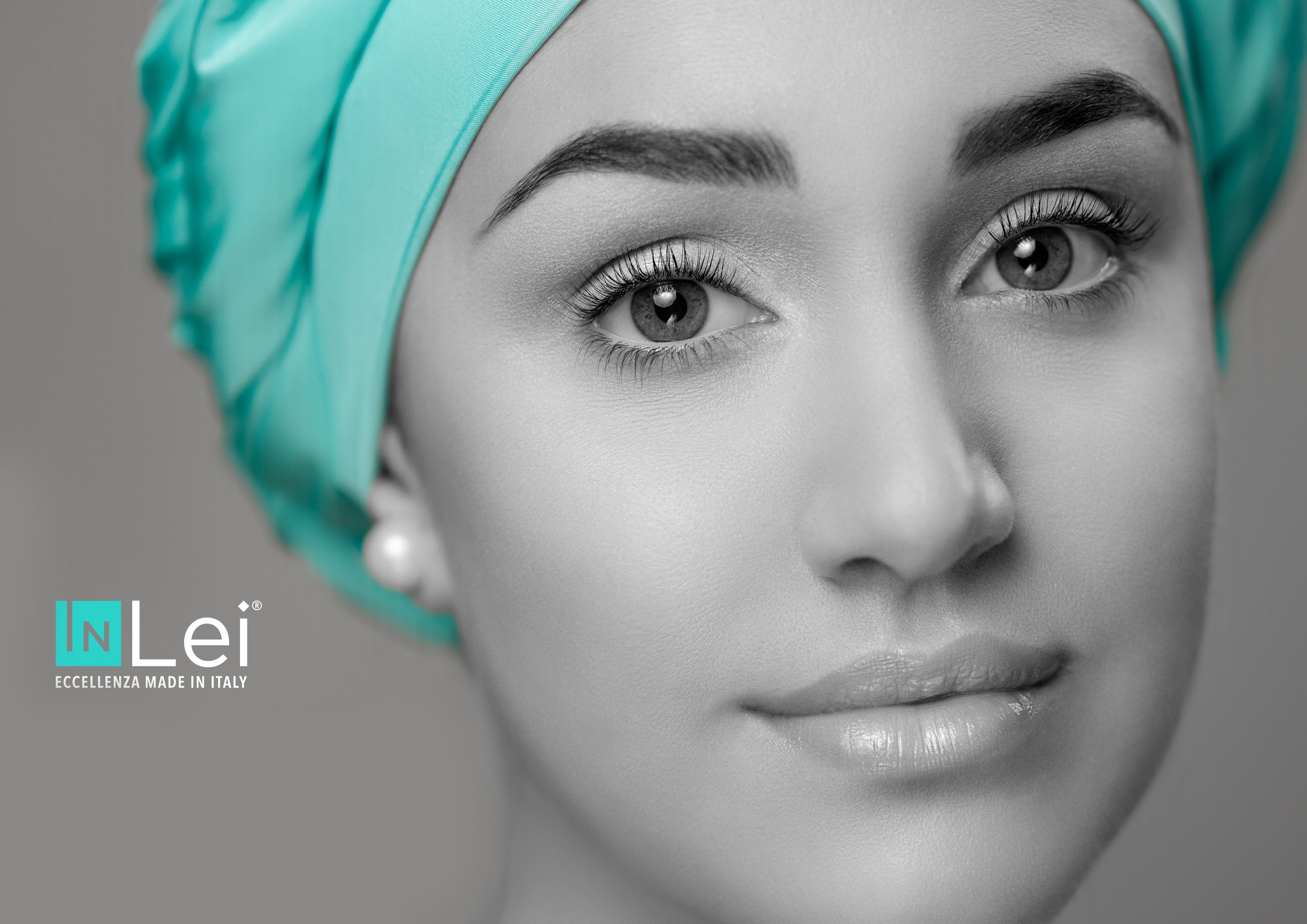 Lashstylistin bei der Arbeit mit InLei® Produkten im Beauty-Studio