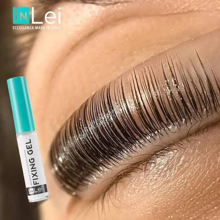 InLei® FIXING GEL neben laminierten Wimpern auf dem geschlossenen Augenlid
