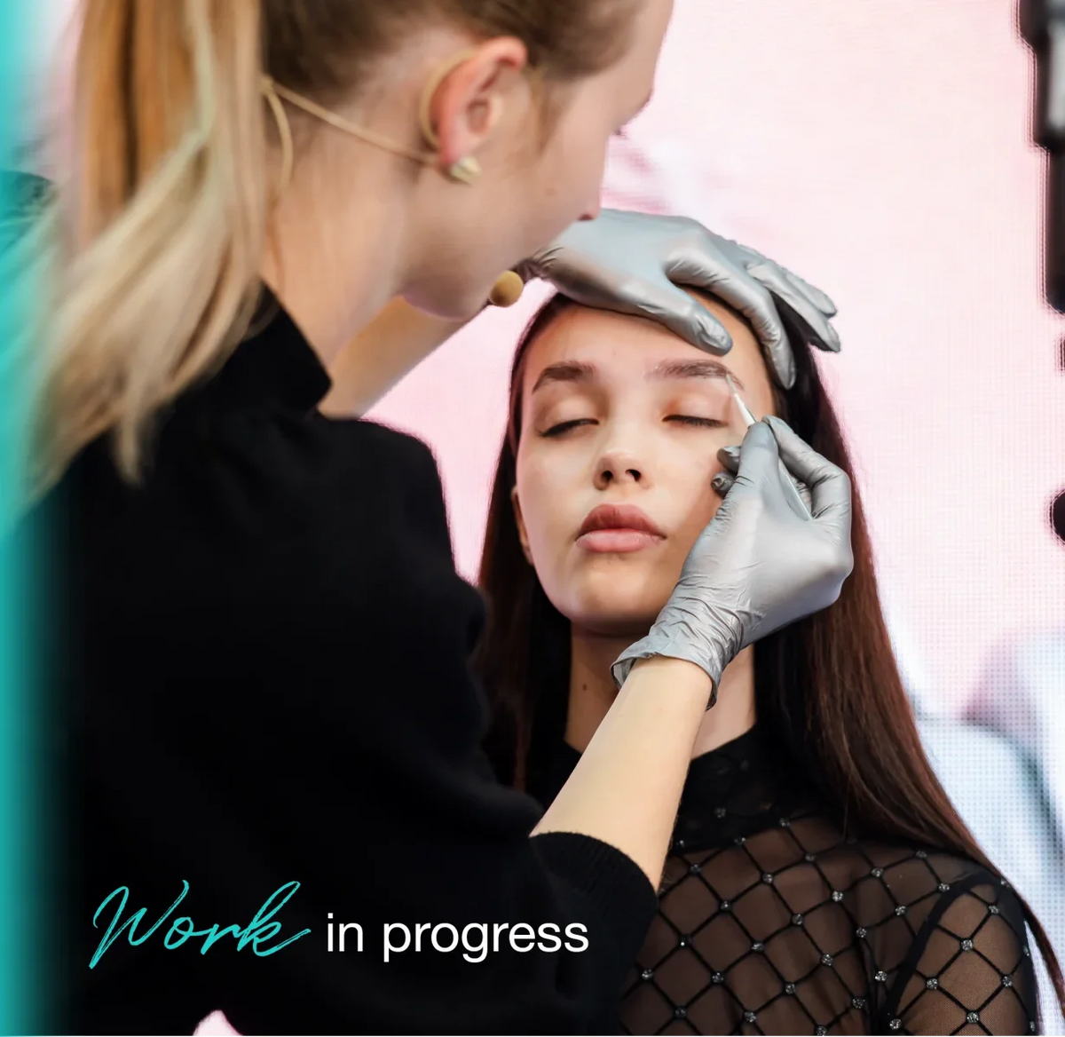 InLei® Trainerin bei der Brow-Bomber-Behandlung am Model – Work in progress