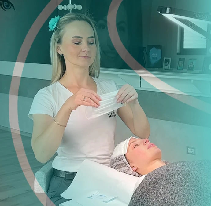 InLei® Trainerin bereitet eine Kundin im Studio auf die Wimpernlaminierung mit Lash Filler 25.9 vor
